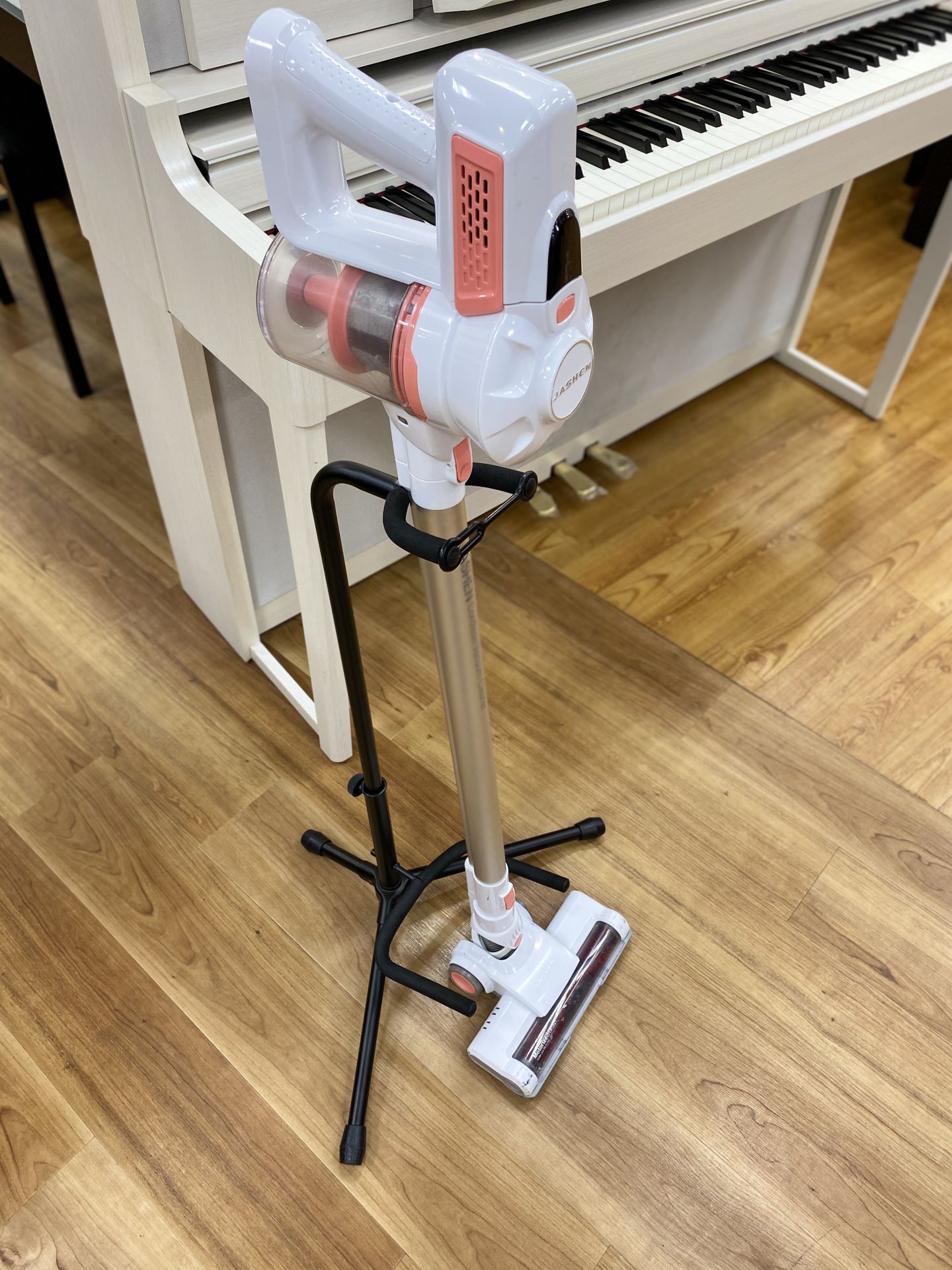 ギタースタンドが掃除機スタンドに 船堀店で試してみた 島村楽器 ミュージックサロン船堀 シマブロ ギタースタンドが掃除機スタンドに 船堀店で試してみた 島村楽器 ミュージックサロン船堀 シマブロ