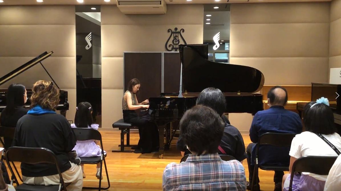 ピアニストの小林侑奈さんによるコンサートが開催されました！ - 島村 